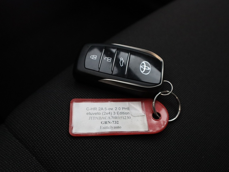 Toyota C-HR vaihtoauto