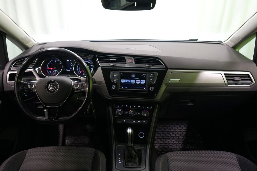 Volkswagen Touran vaihtoauto