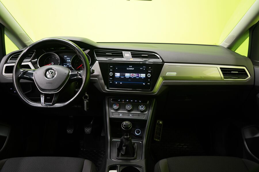 Volkswagen Touran vaihtoauto
