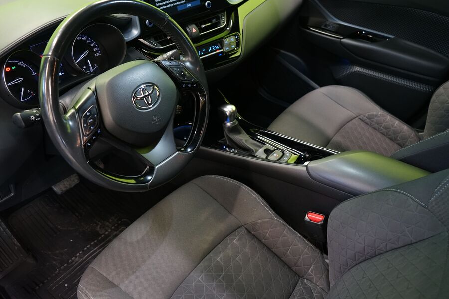 Toyota C-HR vaihtoauto