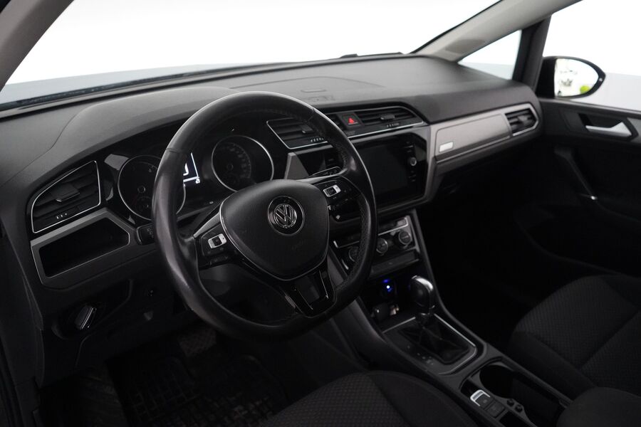 Volkswagen Touran vaihtoauto