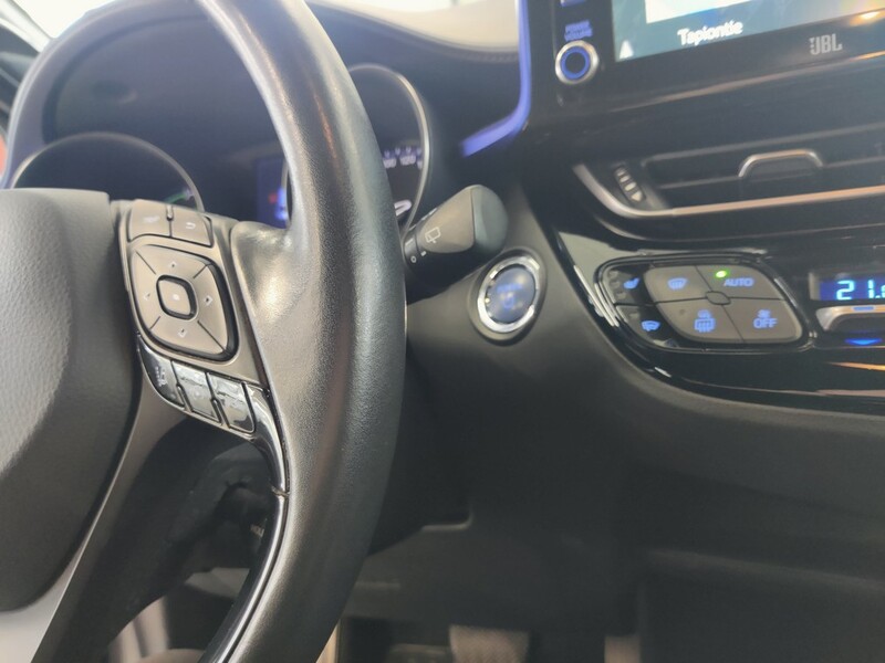 Toyota C-HR vaihtoauto