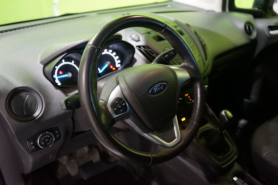 Ford Transit Courier vaihtoauto