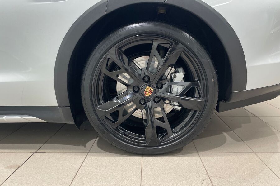 Porsche Taycan vaihtoauto