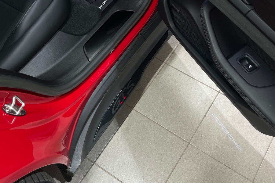 Porsche Taycan vaihtoauto
