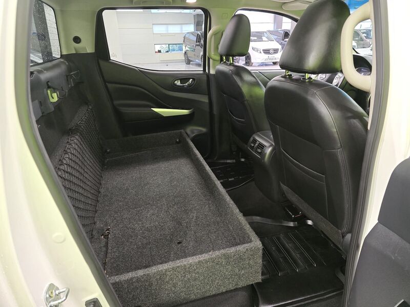 Nissan Navara vaihtoauto