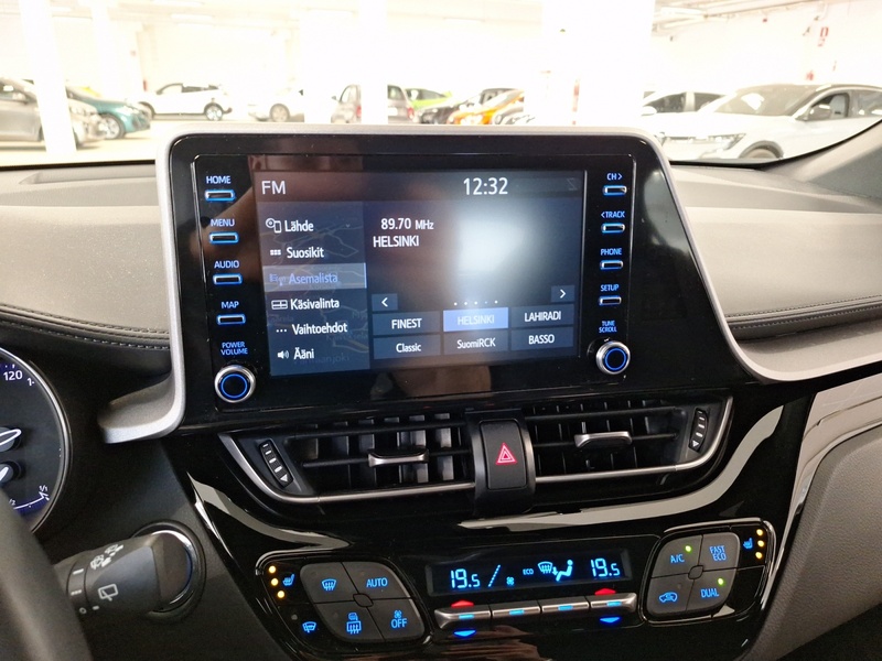 Toyota C-HR vaihtoauto